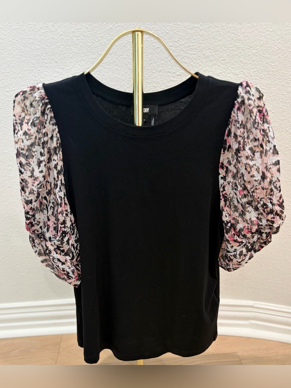 NWOT DKNY Women’s Black Floral Sheer Puff Sleeve Top Statement Blouse Medium